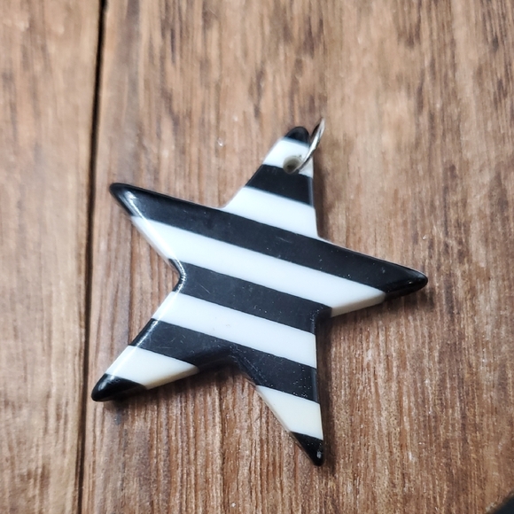 P301 Black And White Star Pendant‎ - Picture 1 of 2